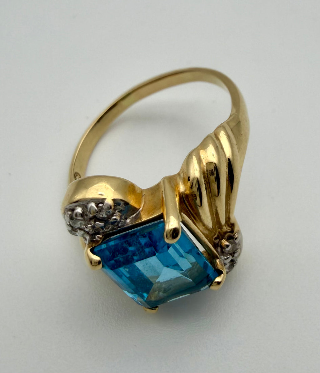 14 KT Gold Topaz & Diamond Ring